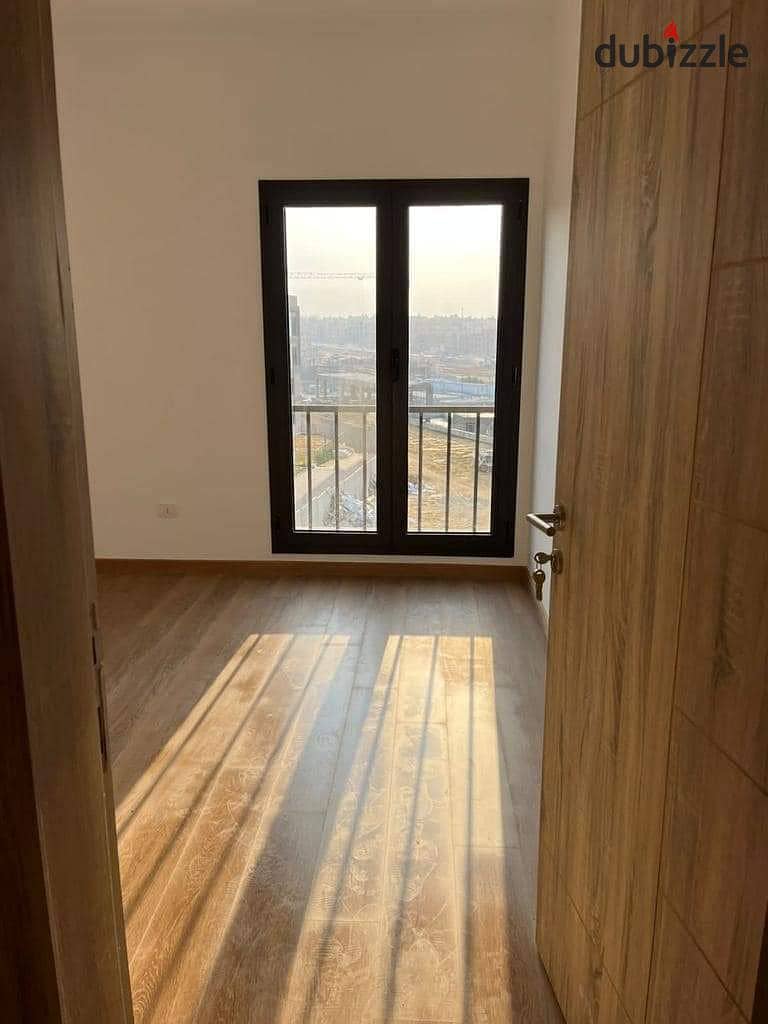 Apartment with garden for sale, immediate receipt, ready, with a sea view, in Fifth Square 9