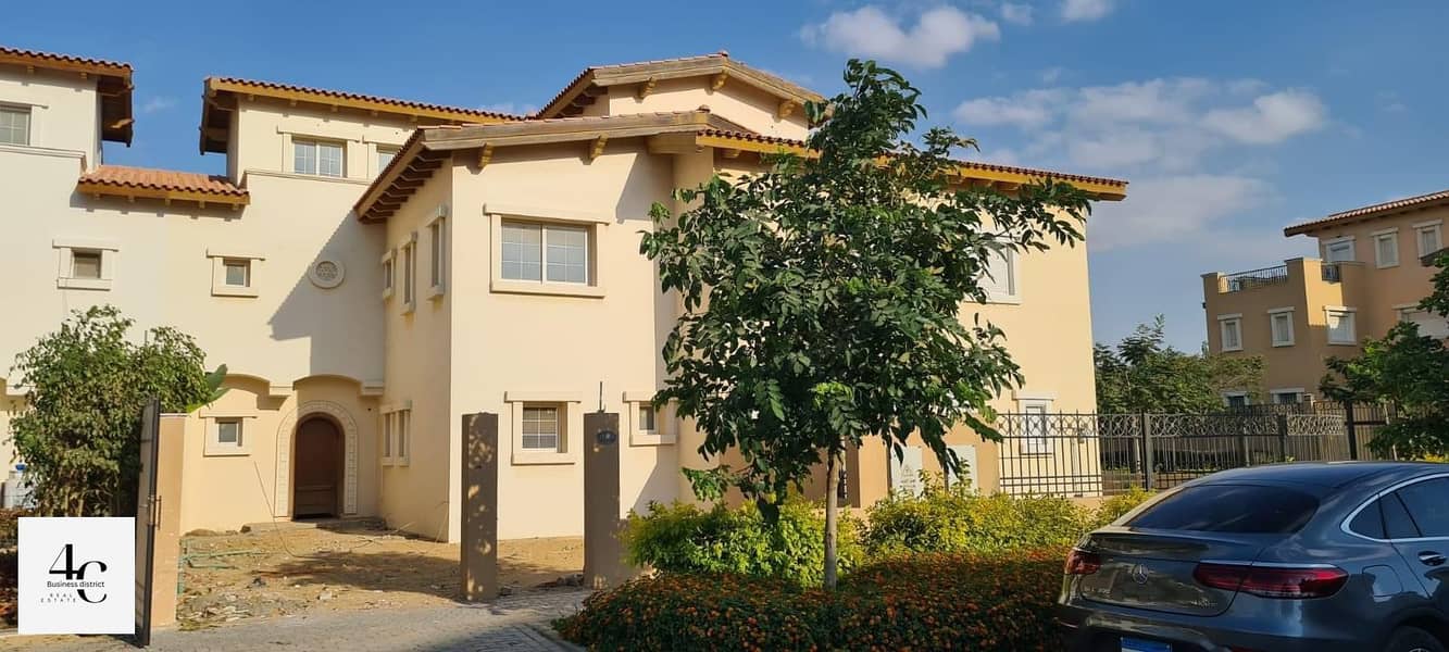 The lowest total townhouse 215 m classic direct view landscape, with special down payment and installments in Hyde Park new cairo 1