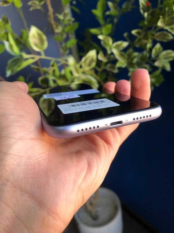 للبيع بسعر مميز iPhone 11 128 GB بطاريه 72% خطين بضمان ومبايعه 3