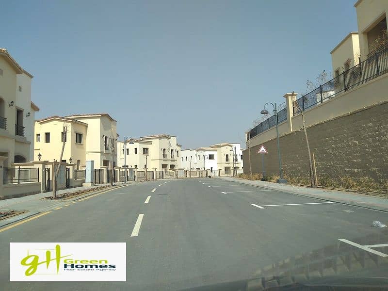 Townhouse for sale in Uptown Cairo, area 287 m, fully finished with kitchen and air conditioners 4