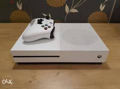 جهاز xbox one s 1tb مستعمل كأنه جديد معاه دراع اصلي و سلوكه و الكرتون 0