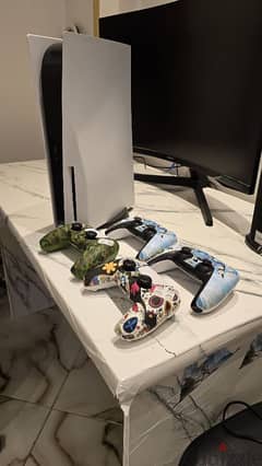 Ps5 l with 4 controllers 0