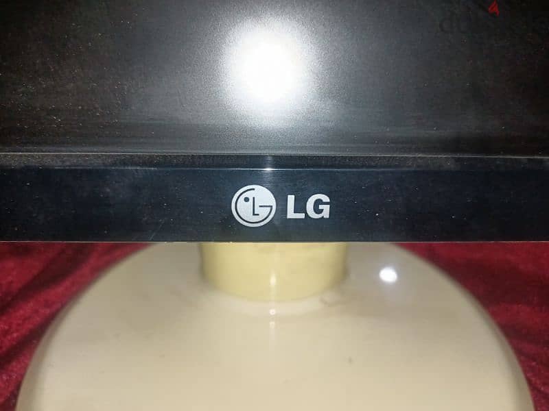 شاشه كومبيوتر  LG . 2