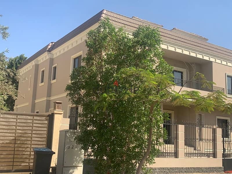 فيلا للبيع في بيفرلى هيلز متشطبه ٣/٤ تشطيب \ villa for sale 4