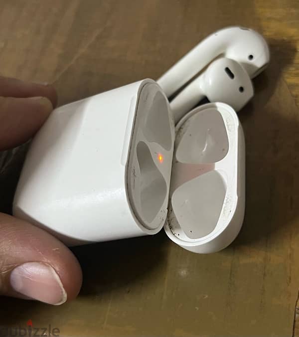 Apple airpods 2 معاه العلبة 1