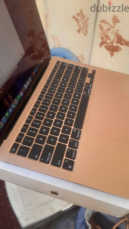 Macbook Air M1 2020 شبه جديد مع الشاحن الاصلي والكرتونه 2