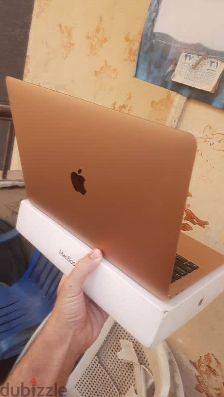 Macbook Air M1 2020 شبه جديد مع الشاحن الاصلي والكرتونه 3