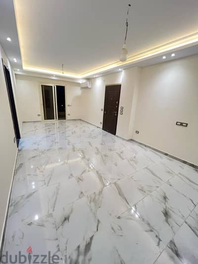 شقة للايجار أول سكن مطبخ و تكييفات بيفرلى هيلز الشيخ زايد For rent