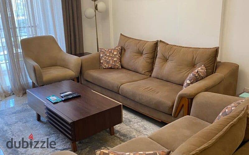 For sale, an apartment of 125 square meters ((resale)) in Fifth Square, Al Marasem, finished with wood, kitchen, air conditioners, and garage 1