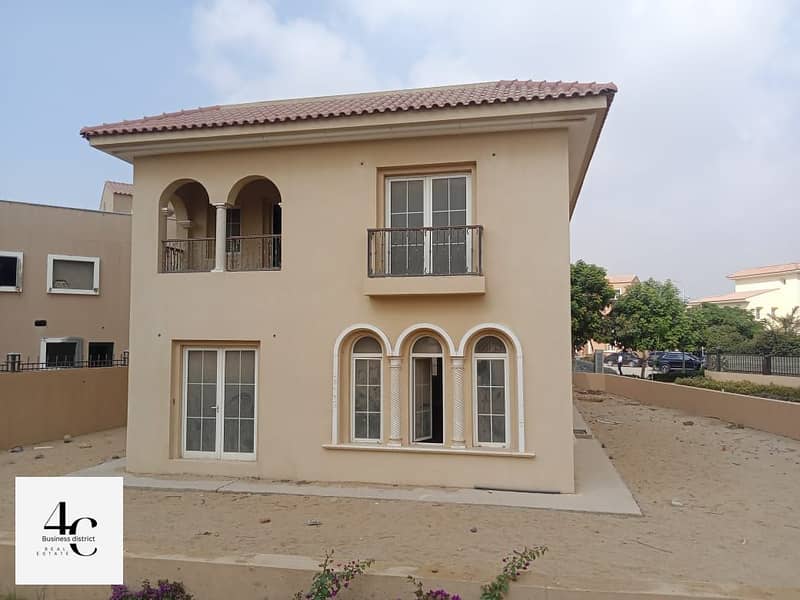 With amazing down payment and installments villa 374m classic  ready to move 5 bedrooms in hyde park 5th settlement 2