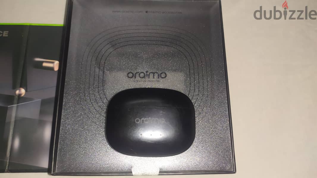 بوكس شحن سماعه اورايمو فري بودز 3 ابيض و اسود  oraimo box 5