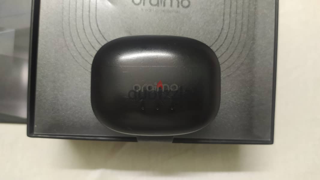 بوكس شحن سماعه اورايمو فري بودز 3 ابيض و اسود  oraimo box 6