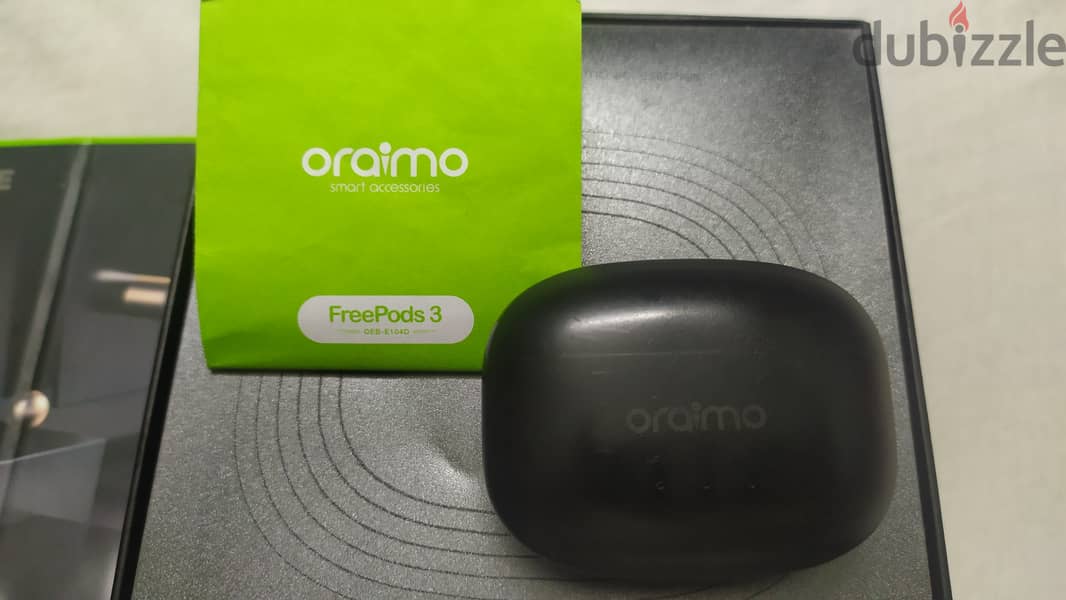 بوكس شحن سماعه اورايمو فري بودز 3 ابيض و اسود  oraimo box 8