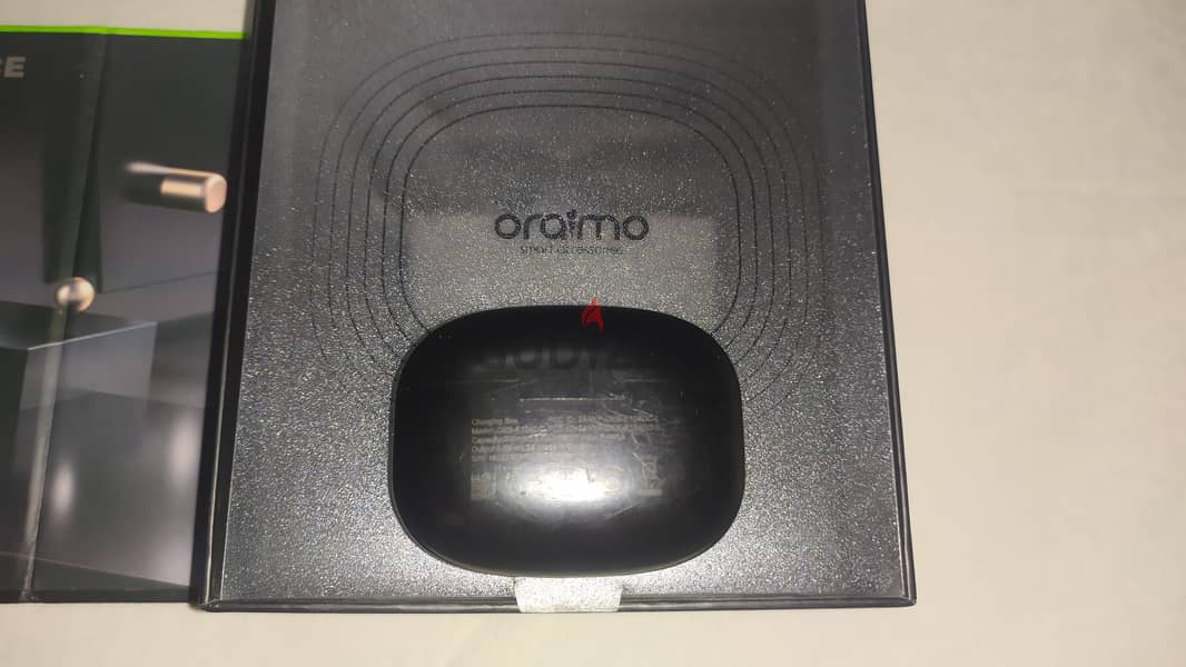 بوكس شحن سماعه اورايمو فري بودز 3 ابيض و اسود  oraimo box 10