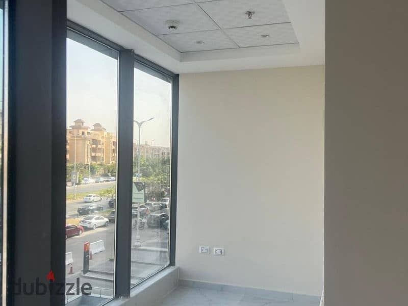 Office for rent in The Gate Plaza, finished with air conditioners, on the front of the mall 4