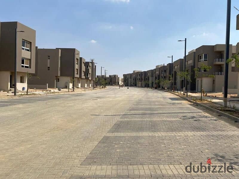 Receive immediately a twin house of 395 sqm in ETAPA Compound, Sheikh Zayed, with installments over 10 years. 18