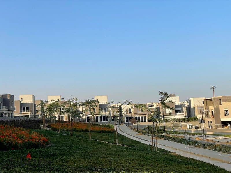 Receive immediately a twin house of 395 sqm in ETAPA Compound, Sheikh Zayed, with installments over 10 years. 32