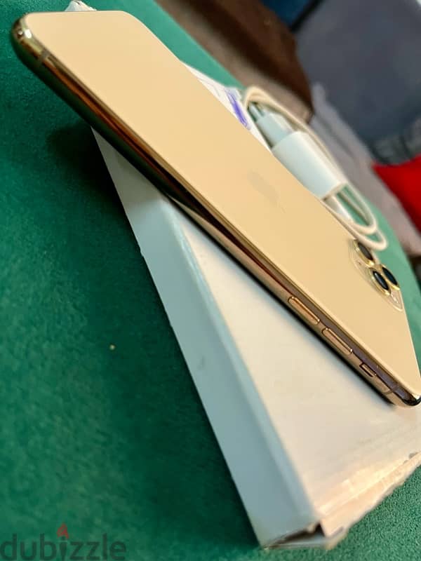 iPhone 11Pro Max Gold New 7