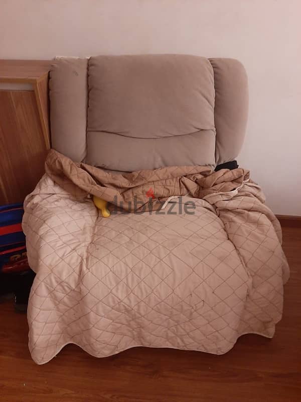 recliner with a lazy boy chair انتريه ٢ كنبه و كرسي حالته ممتازه 1