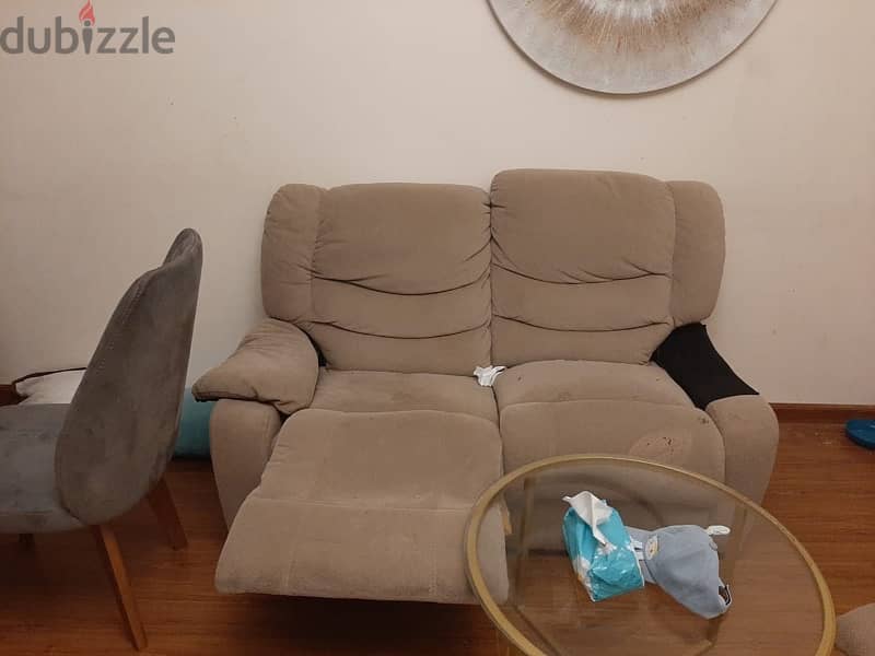 recliner with a lazy boy chair انتريه ٢ كنبه و كرسي حالته ممتازه 2