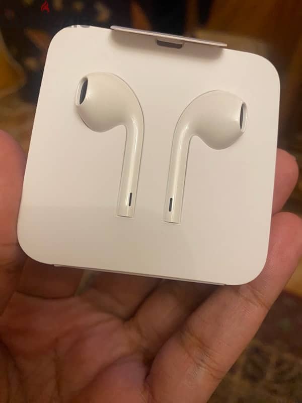 Apple EarPods with Lightning Connector 1