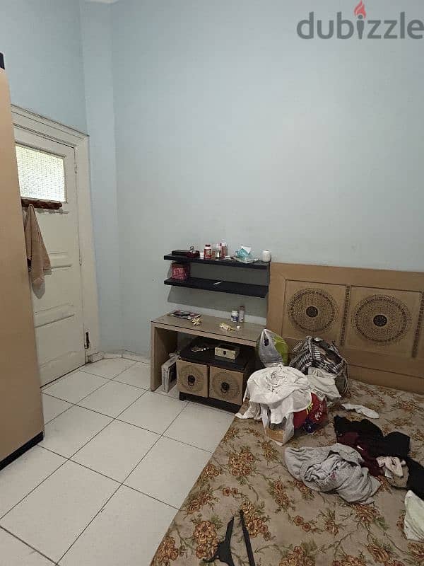 bedroom in excellent condition 14