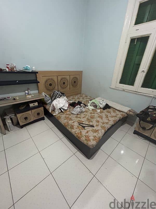 bedroom in excellent condition 15