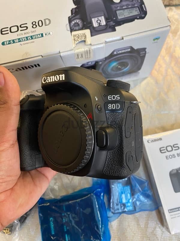 متاح كاميرا كانون وارد الإمارات 80D+lens 18/135usm 2