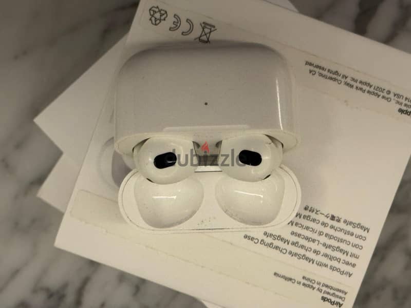 AirPods (3rd generation) with Lightning Charging Case 1