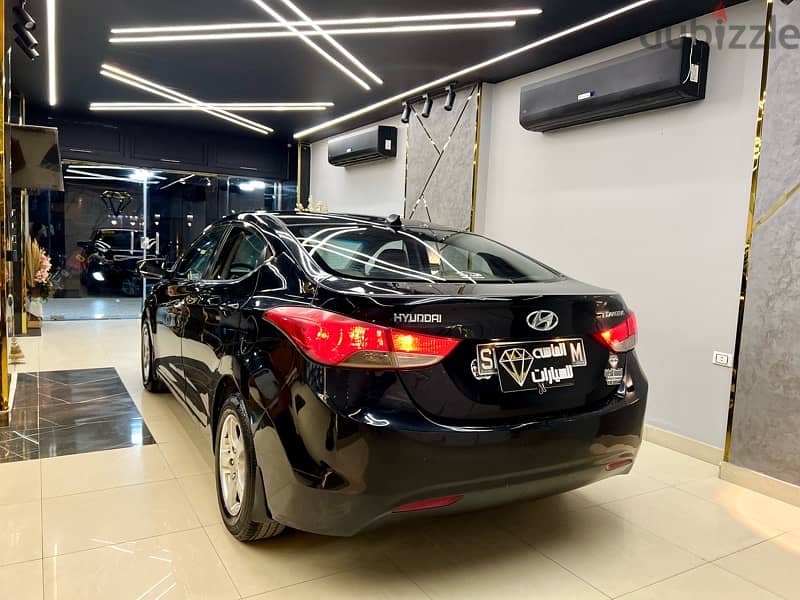 Hyundai Elantra 2012فابريكة 1