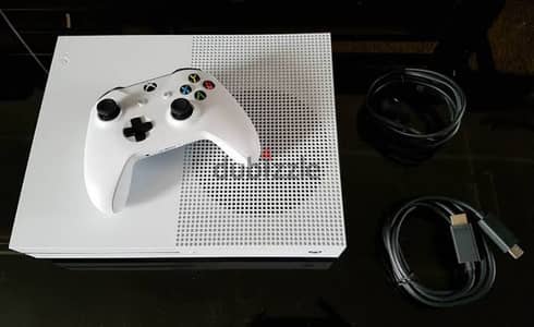 Xbox One S + 2 Controllers