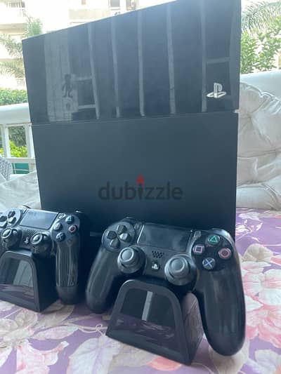 ps4 with accessories and games بليستيشن ٤ مع لعب و اكسسوارات