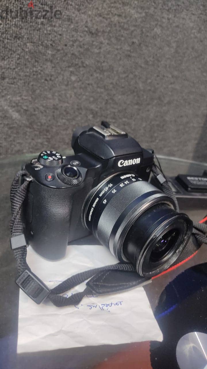 M50 canon + حامل كاميرا + مايكروفون بويا + 3 بطاريات + 2 شواحن 3