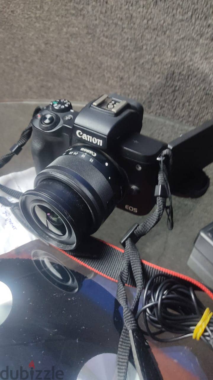 M50 canon + حامل كاميرا + مايكروفون بويا + 3 بطاريات + 2 شواحن 4