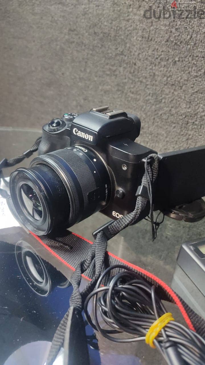 M50 canon + حامل كاميرا + مايكروفون بويا + 3 بطاريات + 2 شواحن 5