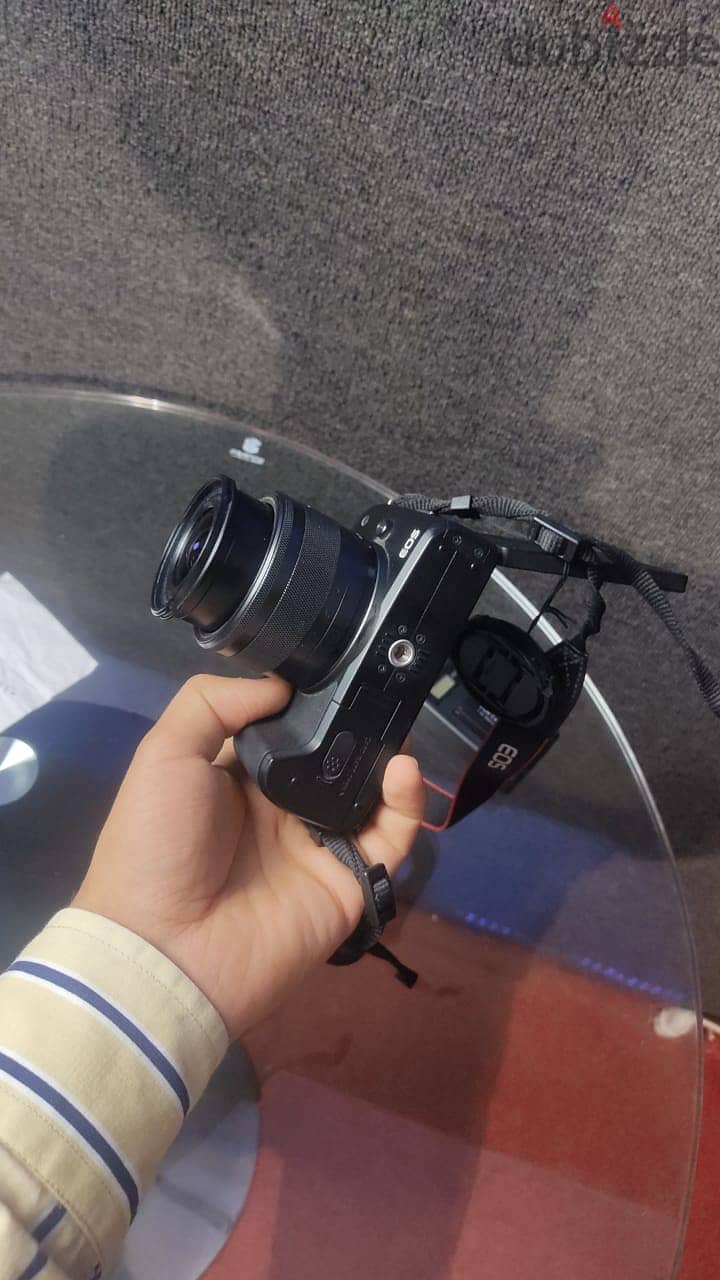 M50 canon + حامل كاميرا + مايكروفون بويا + 3 بطاريات + 2 شواحن 6