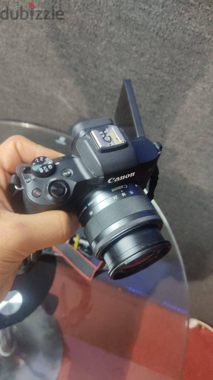 M50 canon + حامل كاميرا + مايكروفون بويا + 3 بطاريات + 2 شواحن 7