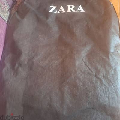 بدلتين من zara للبيع لم البسهم ولا مره. أسود وازرق غامق