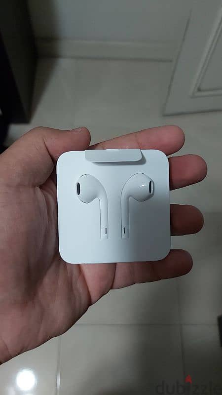 Apple Earpods With lightening connection white 0