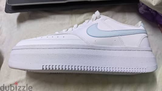 nike original white shoes