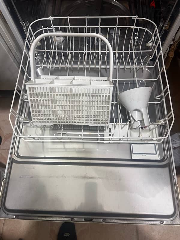 clean excellent dishwasher 2