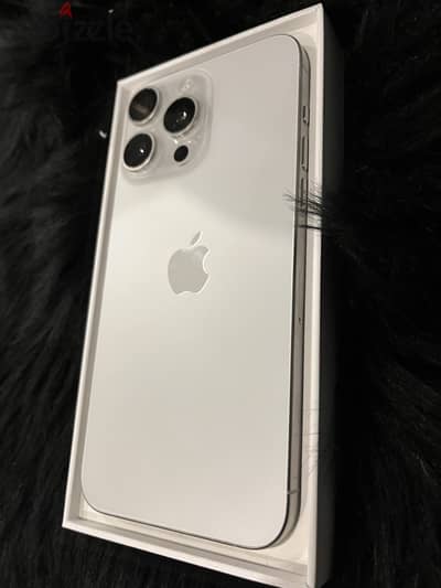 Iphone 15 pro max semi zero /Titunam white