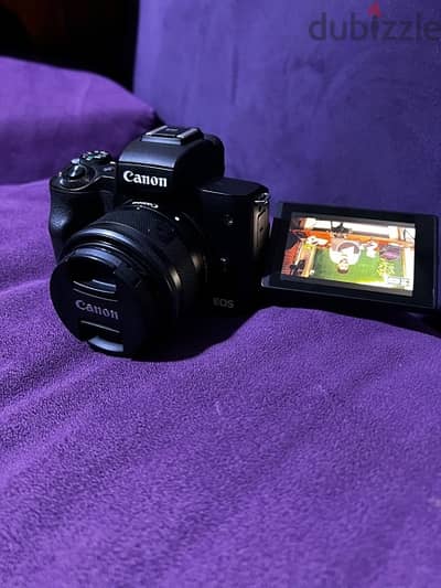 canon m50 بدون خدش بالعدسة ومعاها ميموري وشنطة وبطلرية زيادة