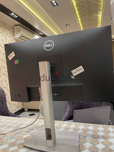 للبيع شاشة Dell  ٢٤ بوصة مع ستاند وسلك HD السعر 2500 للتواصل خاص