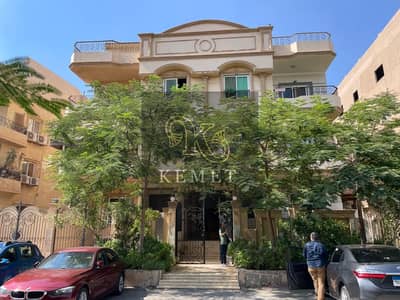 200 sqm apartment in Banafsek, second floor villas, distinctive location, 3 bedrooms and 3 bathrooms, garden view and the street separating Banafsek a