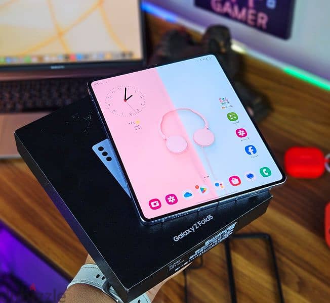 للبيع و للبدل samsung z fold 5 النسخة الأكبر ٥١٢ بحالة الجديد بالهدايا 3