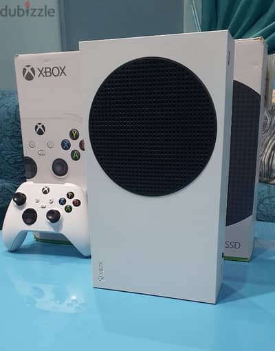 Xbox Series S بحالة ممتازه ومعاه ٤ تيرا داتا العاب