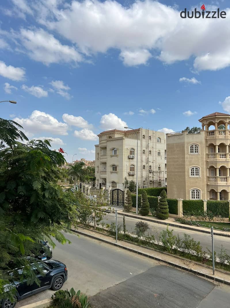 For sale: a villa in an excellent location in West Somid, consisting of 5 apartments at a great price. Floor area: 360 m². 5