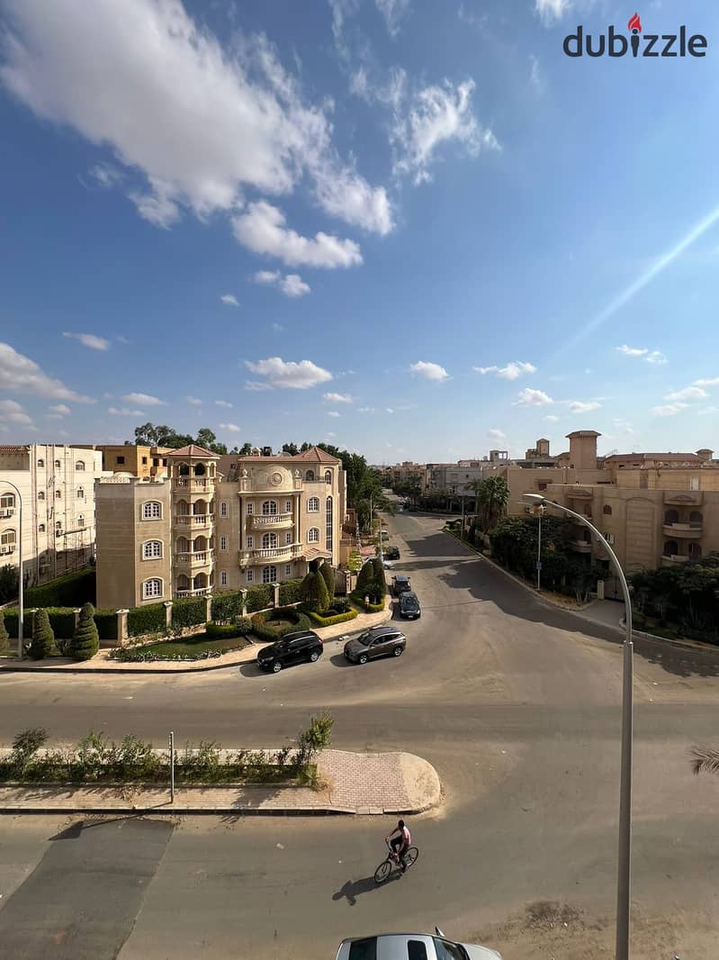 For sale: a villa in an excellent location in West Somid, consisting of 5 apartments at a great price. Floor area: 360 m². 10