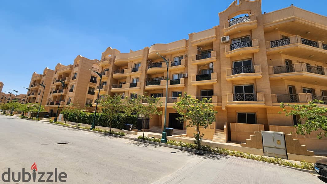 Live immediately behind Mall of Arabia in Sheikh Zayed, ground floor apartment with garden at a bargain price, installment 1